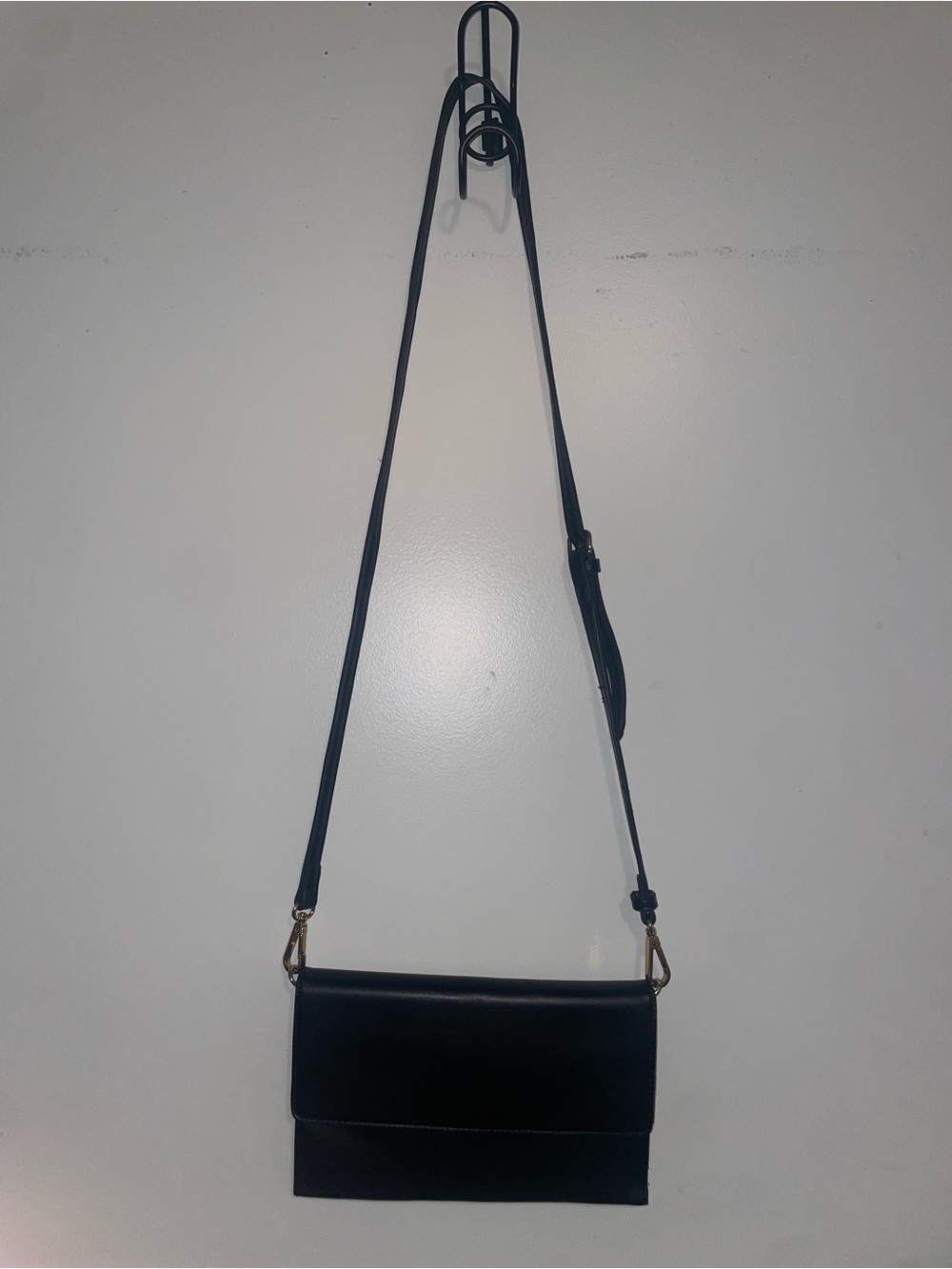 Minimalist Black Leather Crossbody Bag with Adjustable Strap